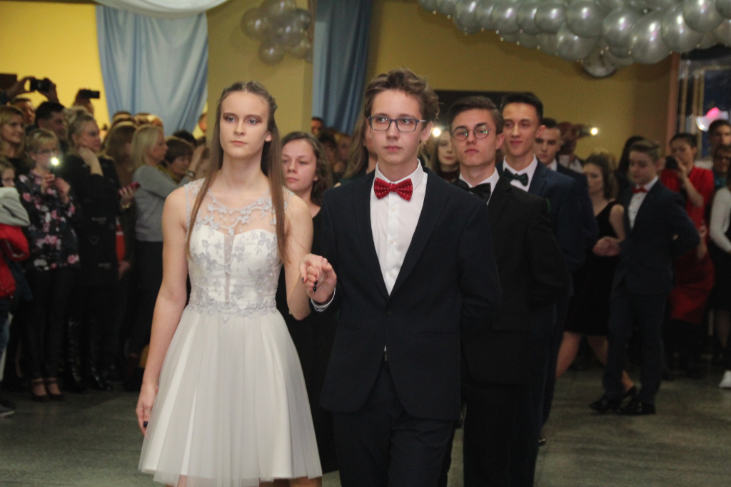 Gimnazjaliści bawią na studniówce ZDJĘCIA