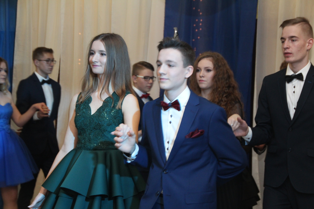 Gimnazjaliści bawią na studniówce ZDJĘCIA