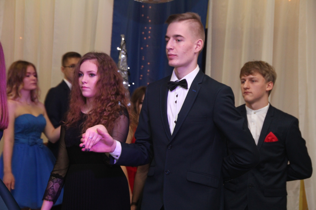 Gimnazjaliści bawią na studniówce ZDJĘCIA