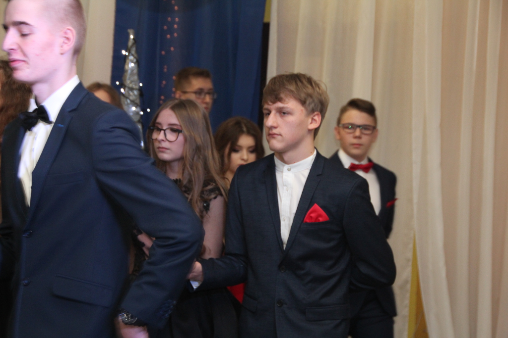 Gimnazjaliści bawią na studniówce ZDJĘCIA