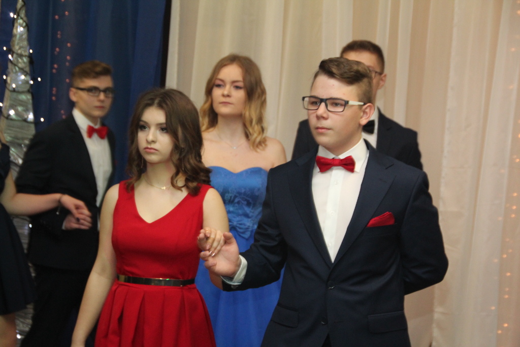 Gimnazjaliści bawią na studniówce ZDJĘCIA