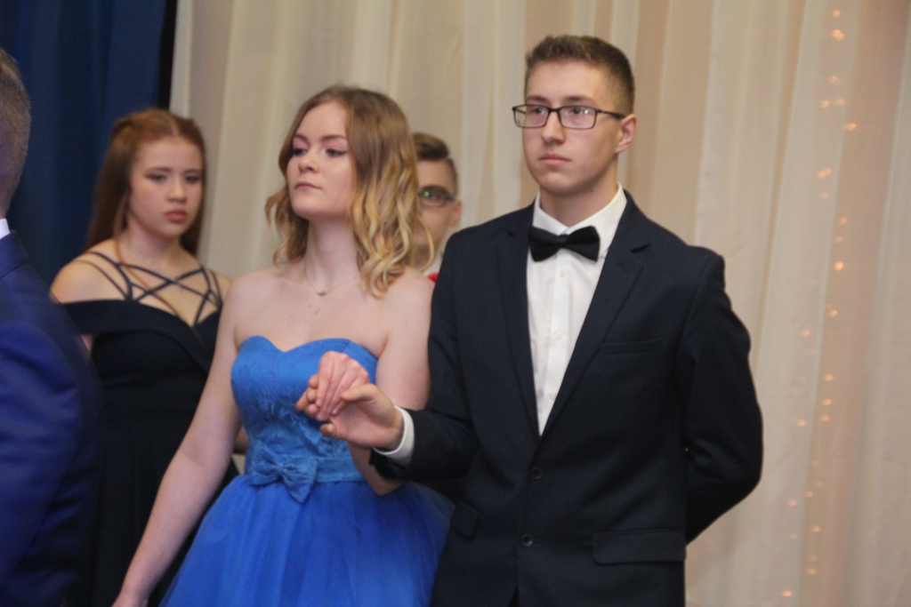 Gimnazjaliści bawią na studniówce ZDJĘCIA