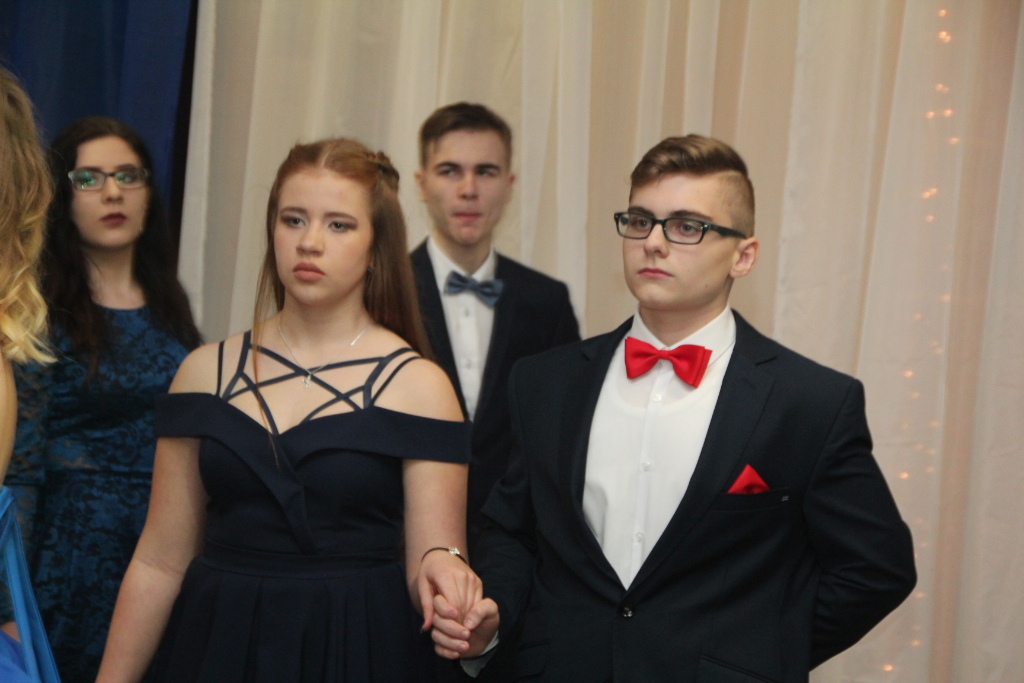 Gimnazjaliści bawią na studniówce ZDJĘCIA