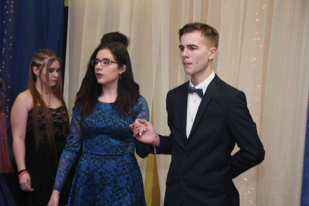 Gimnazjaliści bawią na studniówce ZDJĘCIA