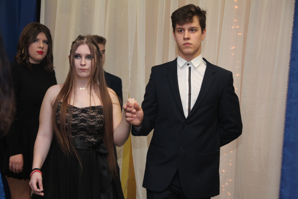 Gimnazjaliści bawią na studniówce ZDJĘCIA