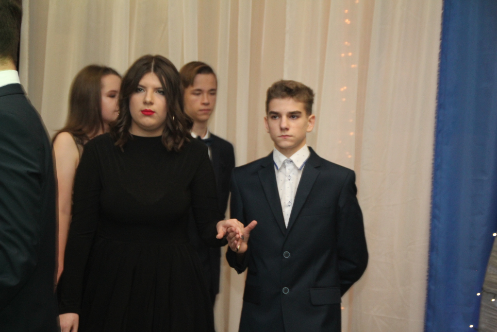 Gimnazjaliści bawią na studniówce ZDJĘCIA