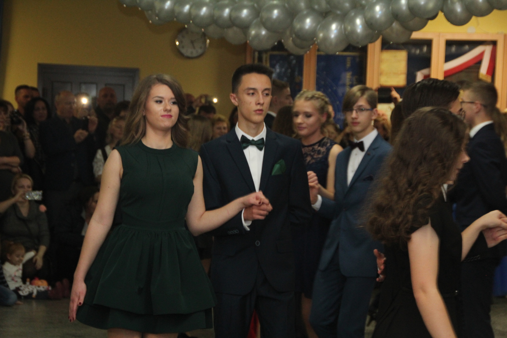 Gimnazjaliści bawią na studniówce ZDJĘCIA