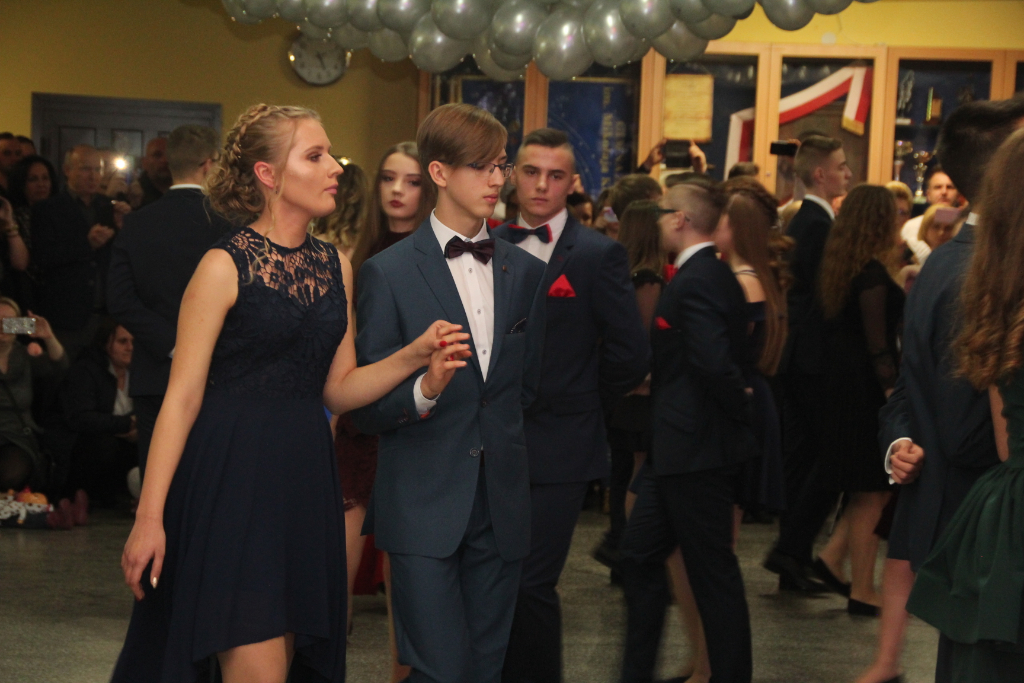 Gimnazjaliści bawią na studniówce ZDJĘCIA