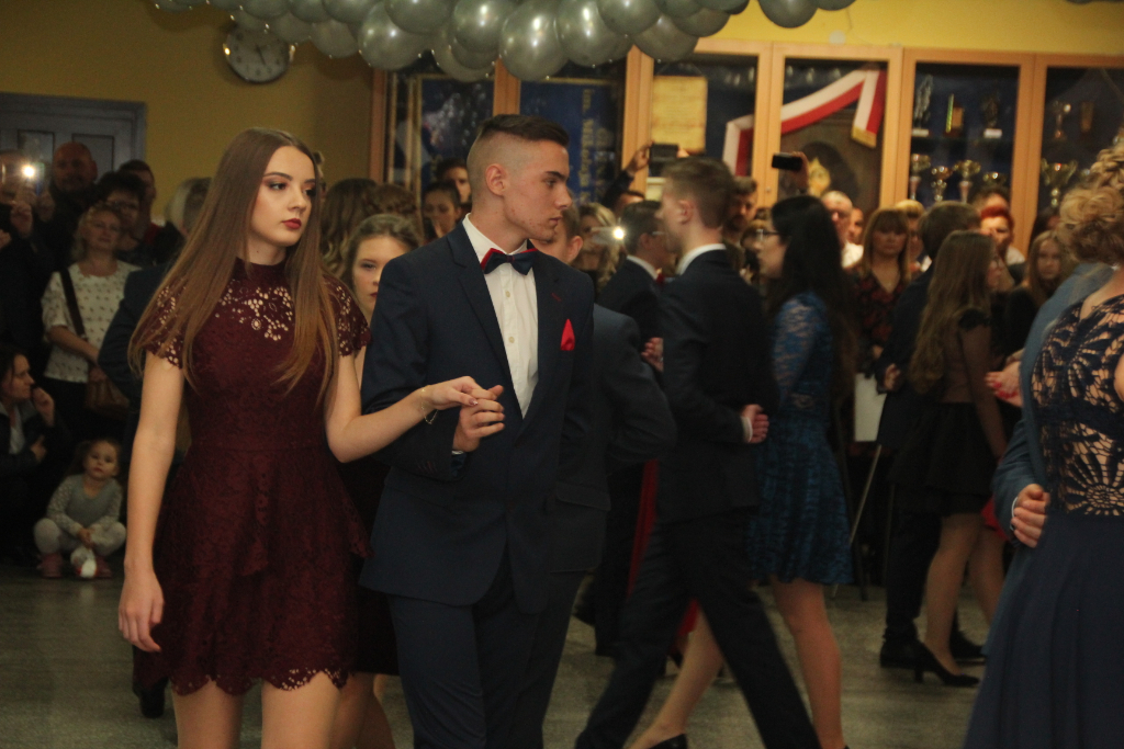 Gimnazjaliści bawią na studniówce ZDJĘCIA