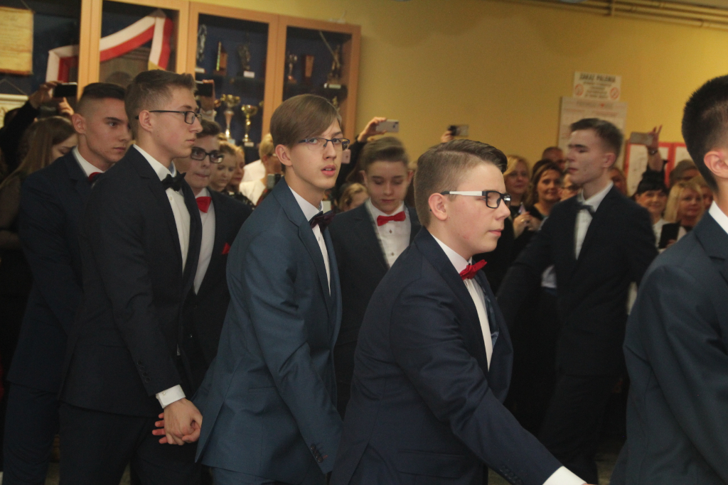 Gimnazjaliści bawią na studniówce ZDJĘCIA