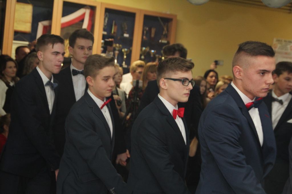 Gimnazjaliści bawią na studniówce ZDJĘCIA