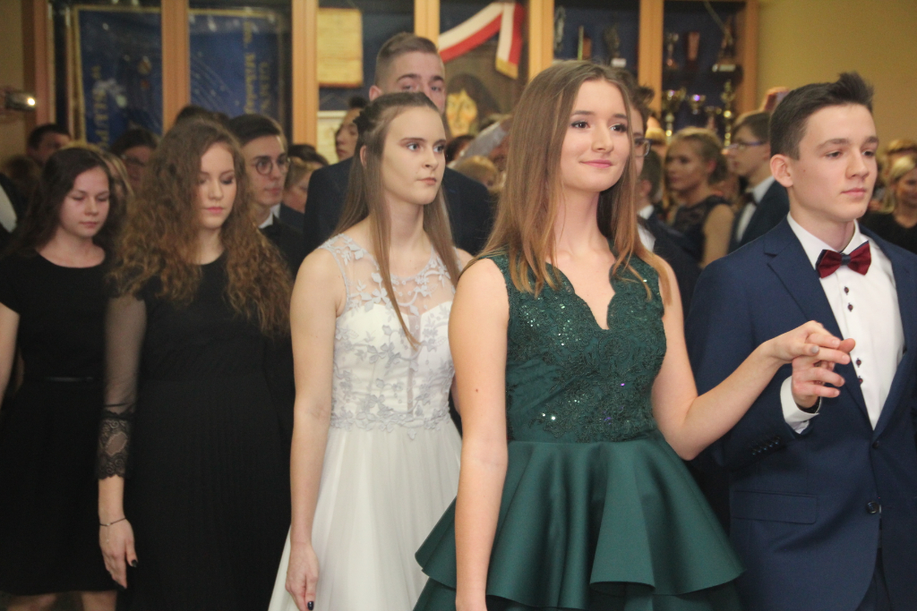 Gimnazjaliści bawią na studniówce ZDJĘCIA