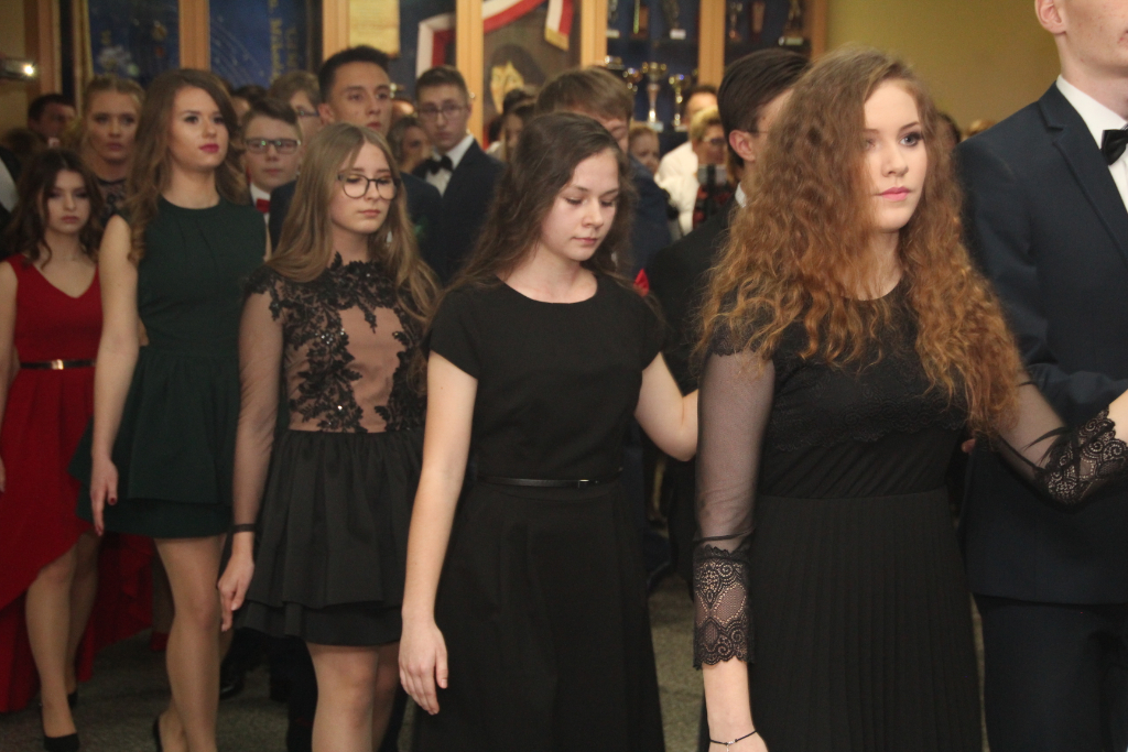 Gimnazjaliści bawią na studniówce ZDJĘCIA