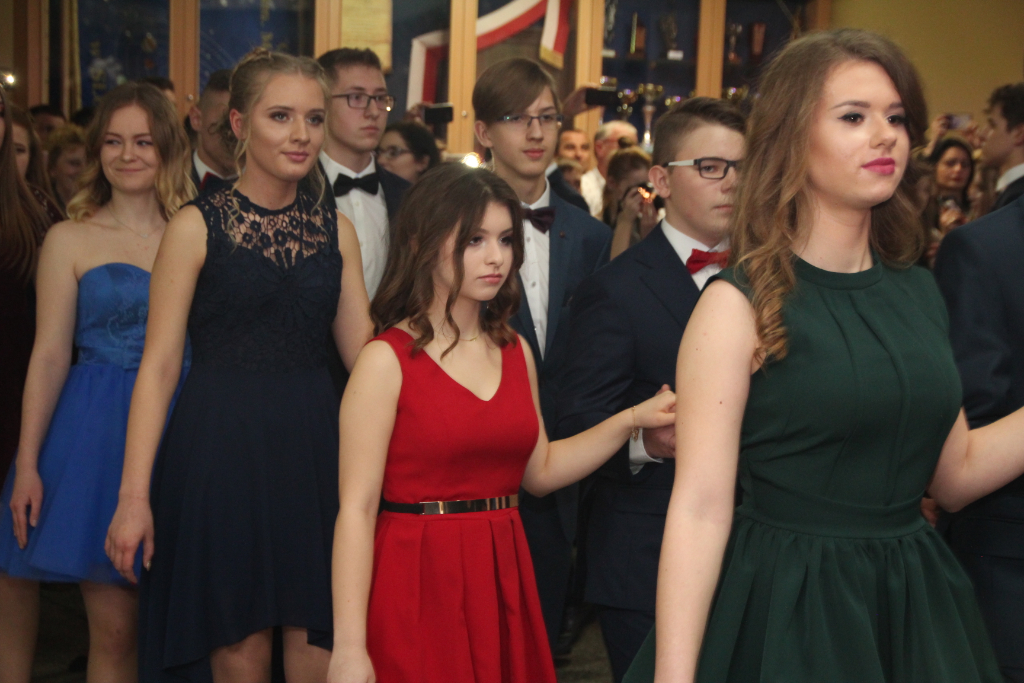 Gimnazjaliści bawią na studniówce ZDJĘCIA