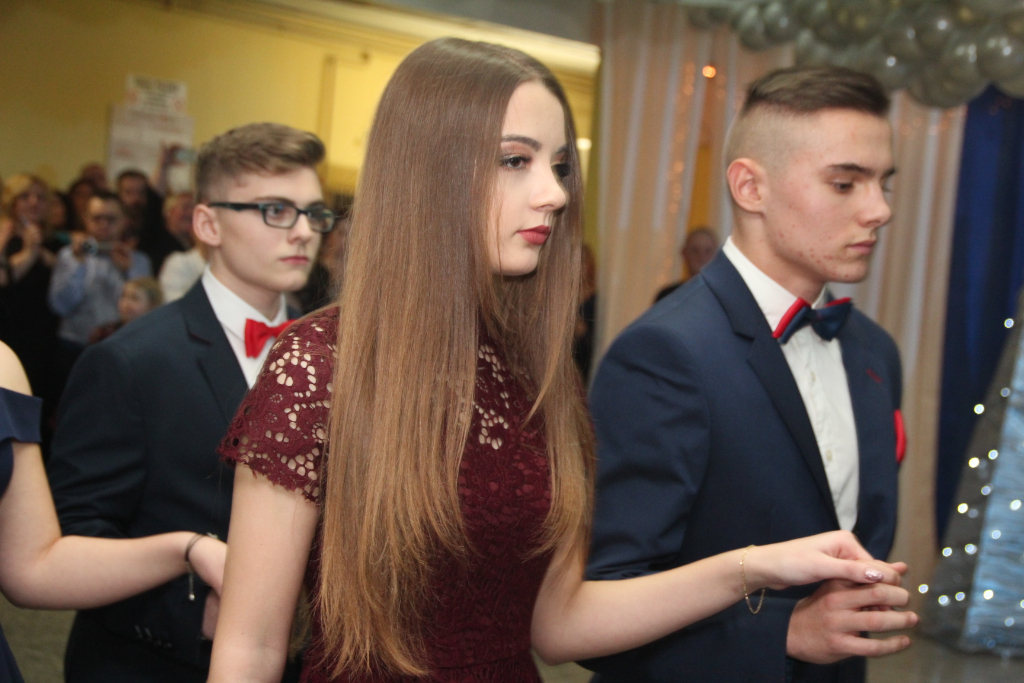 Gimnazjaliści bawią na studniówce ZDJĘCIA