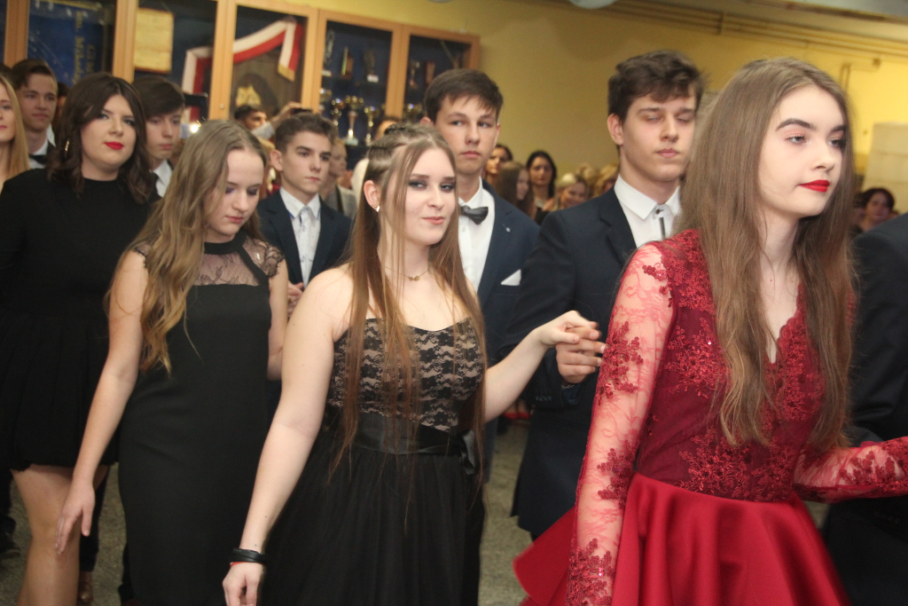 Gimnazjaliści bawią na studniówce ZDJĘCIA