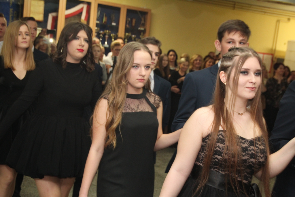 Gimnazjaliści bawią na studniówce ZDJĘCIA