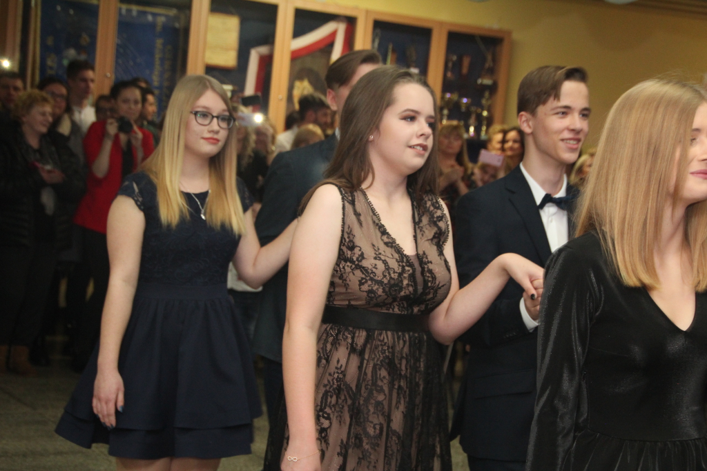 Gimnazjaliści bawią na studniówce ZDJĘCIA