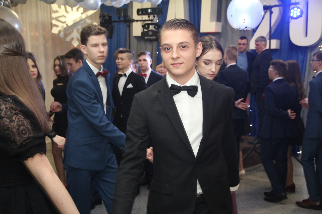 Gimnazjaliści bawią na studniówce ZDJĘCIA