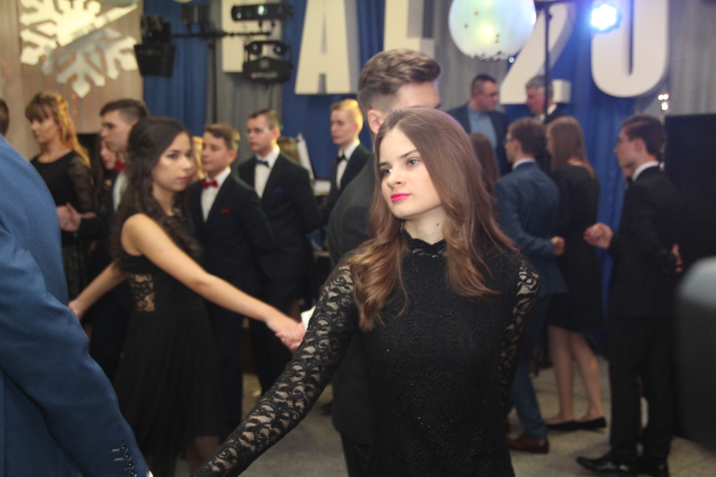 Gimnazjaliści bawią na studniówce ZDJĘCIA