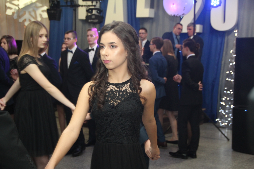 Gimnazjaliści bawią na studniówce ZDJĘCIA