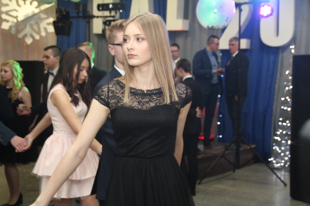 Gimnazjaliści bawią na studniówce ZDJĘCIA