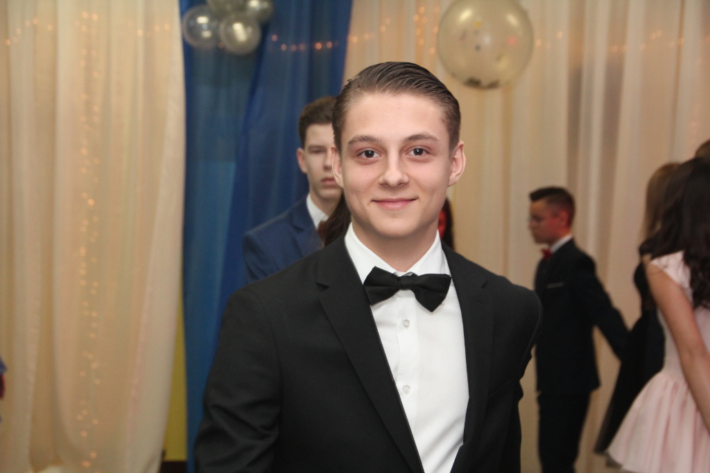 Gimnazjaliści bawią na studniówce ZDJĘCIA