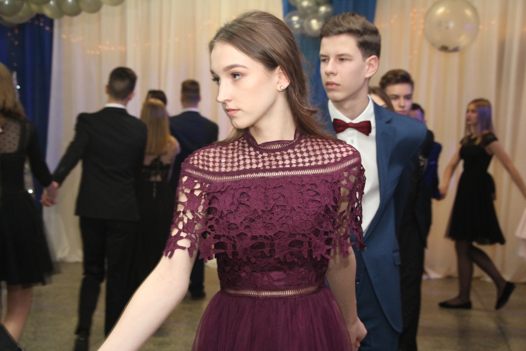 Gimnazjaliści bawią na studniówce ZDJĘCIA