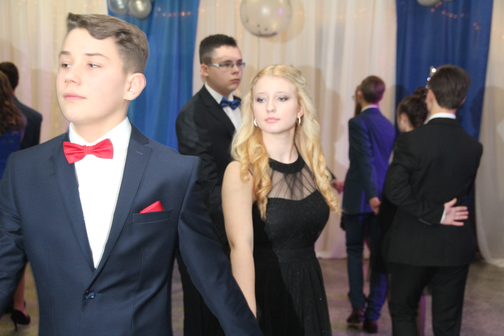 Gimnazjaliści bawią na studniówce ZDJĘCIA