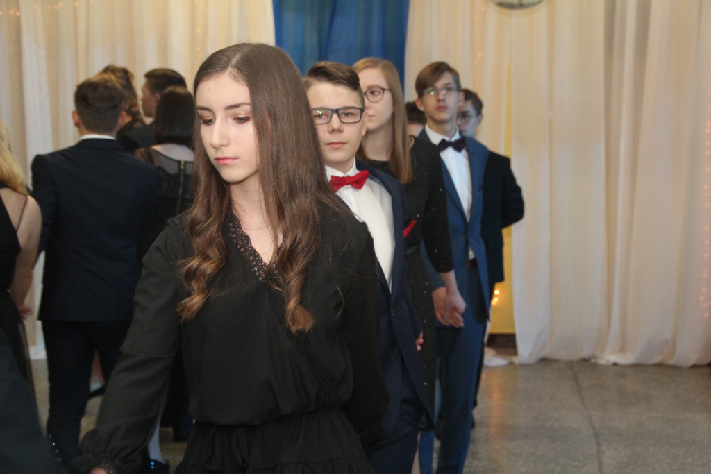 Gimnazjaliści bawią na studniówce ZDJĘCIA
