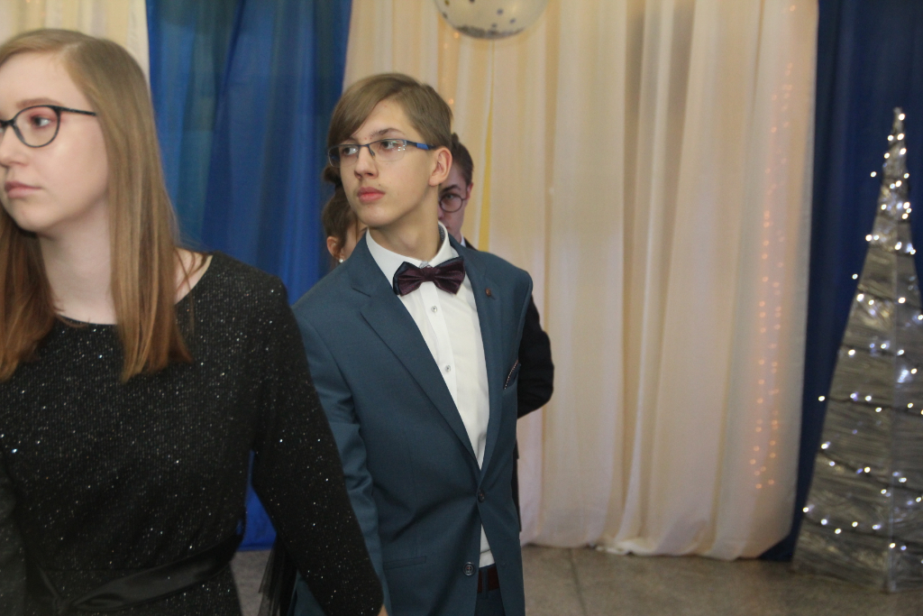 Gimnazjaliści bawią na studniówce ZDJĘCIA