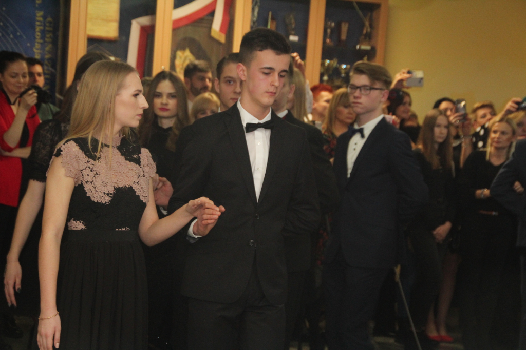 Gimnazjaliści bawią na studniówce ZDJĘCIA