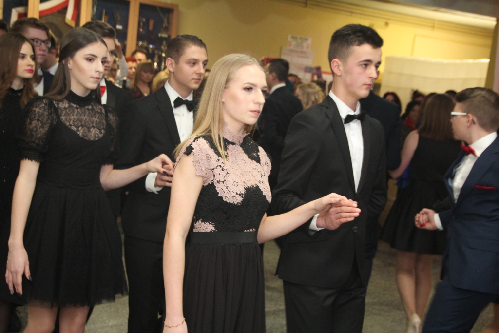 Gimnazjaliści bawią na studniówce ZDJĘCIA