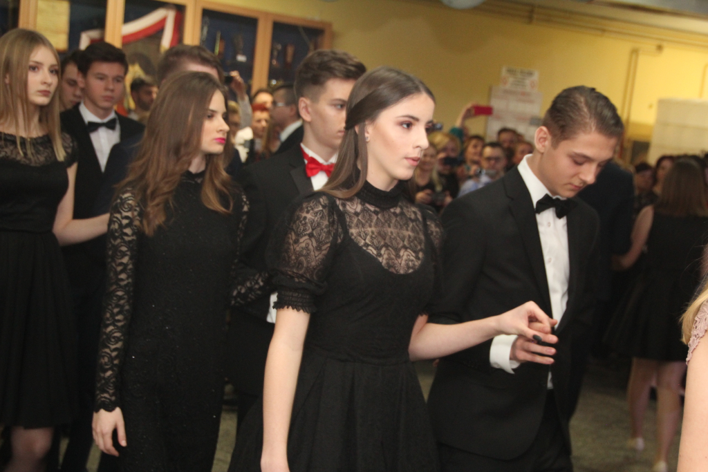 Gimnazjaliści bawią na studniówce ZDJĘCIA