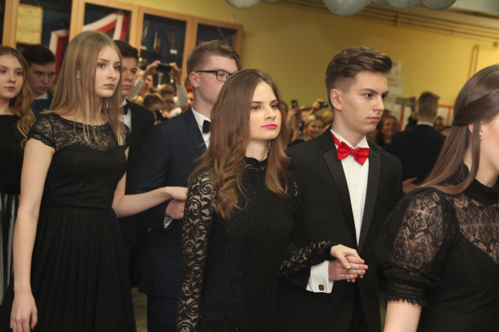 Gimnazjaliści bawią na studniówce ZDJĘCIA