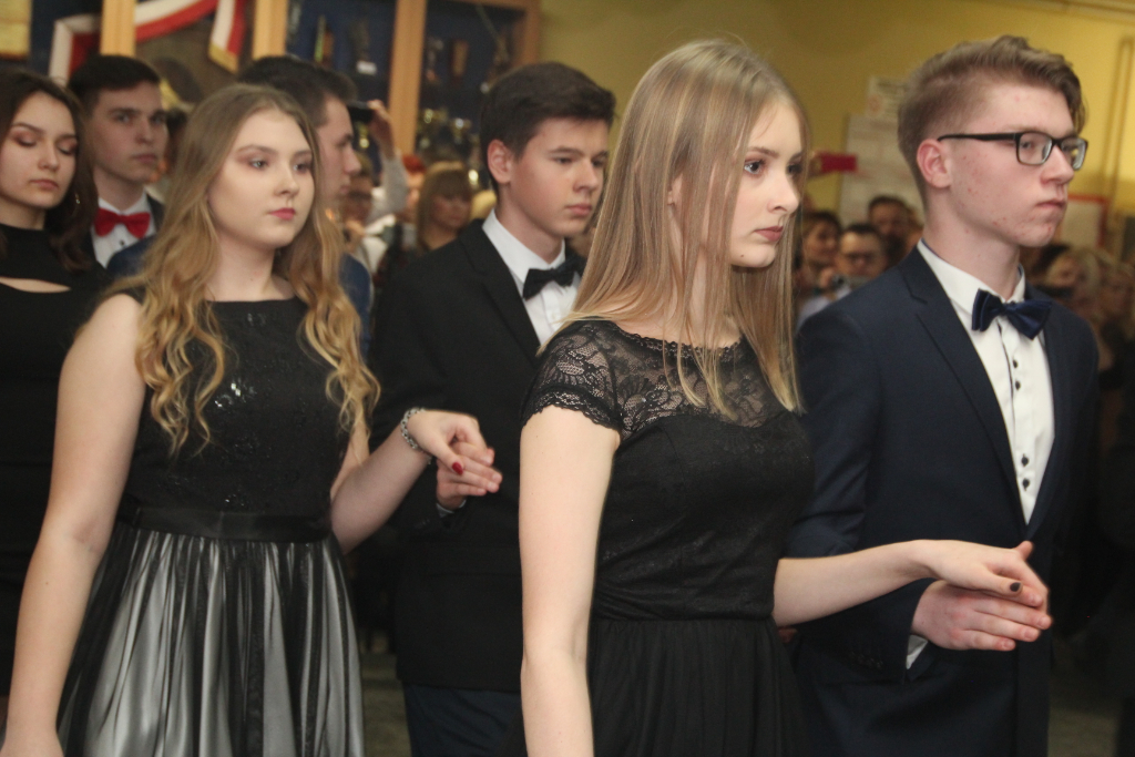 Gimnazjaliści bawią na studniówce ZDJĘCIA