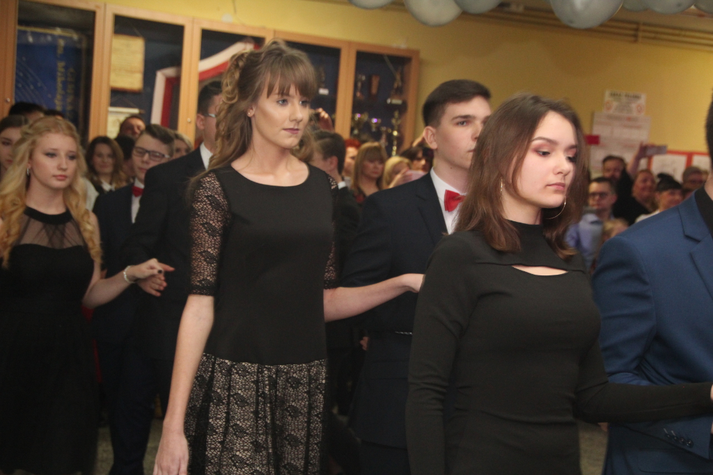 Gimnazjaliści bawią na studniówce ZDJĘCIA