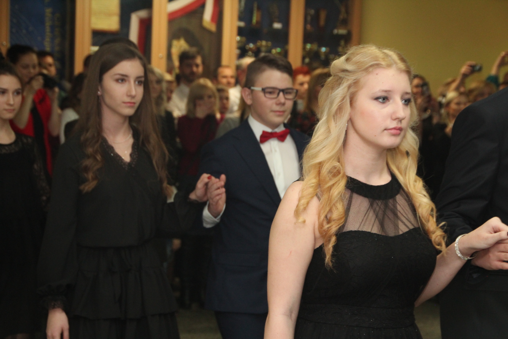 Gimnazjaliści bawią na studniówce ZDJĘCIA