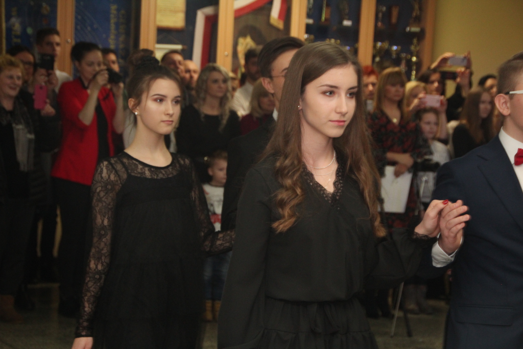 Gimnazjaliści bawią na studniówce ZDJĘCIA