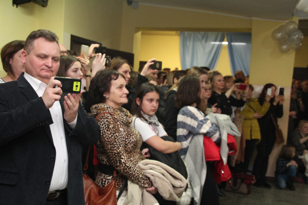 Gimnazjaliści bawią na studniówce ZDJĘCIA