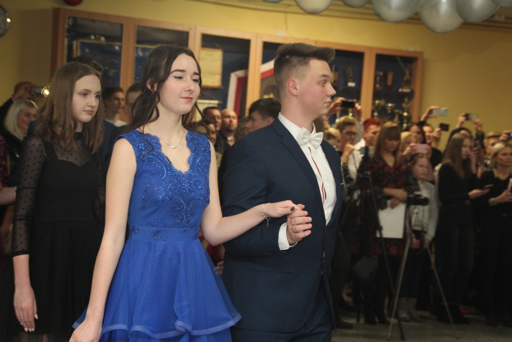 Gimnazjaliści bawią na studniówce ZDJĘCIA