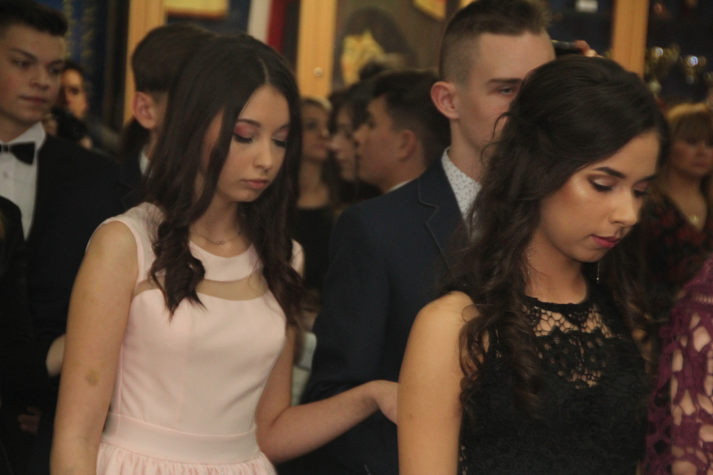 Gimnazjaliści bawią na studniówce ZDJĘCIA