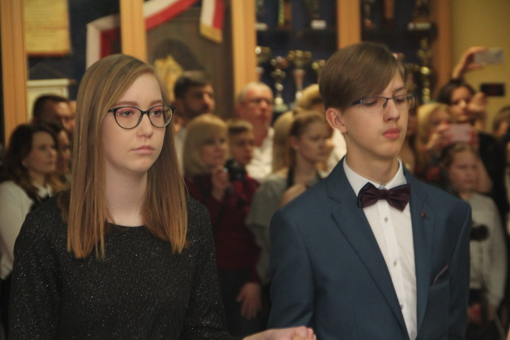 Gimnazjaliści bawią na studniówce ZDJĘCIA