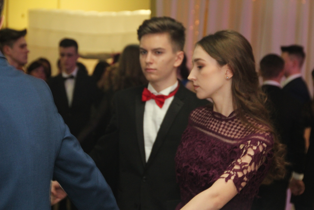 Gimnazjaliści bawią na studniówce ZDJĘCIA