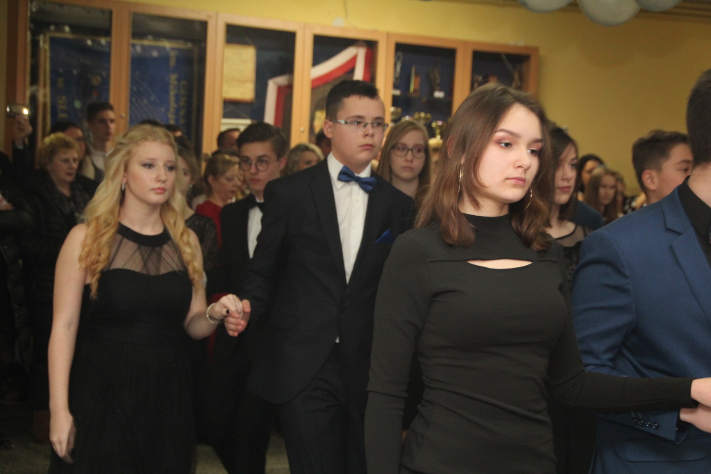 Gimnazjaliści bawią na studniówce ZDJĘCIA