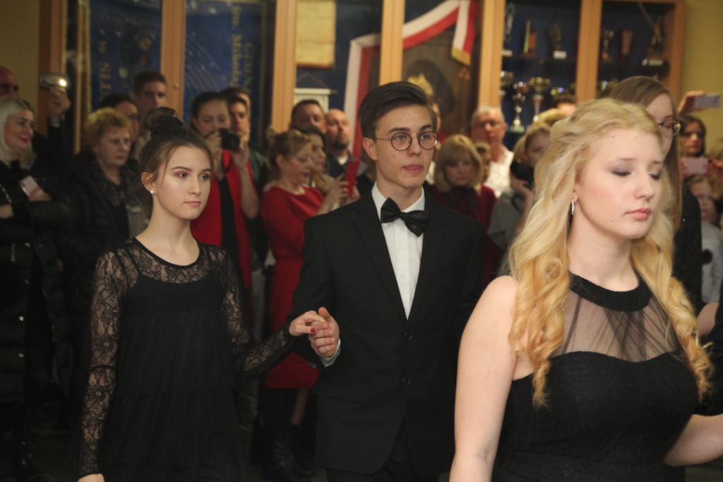 Gimnazjaliści bawią na studniówce ZDJĘCIA