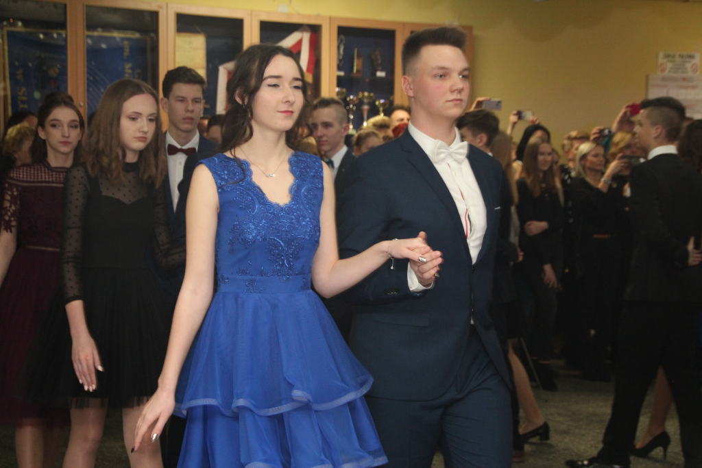 Gimnazjaliści bawią na studniówce ZDJĘCIA