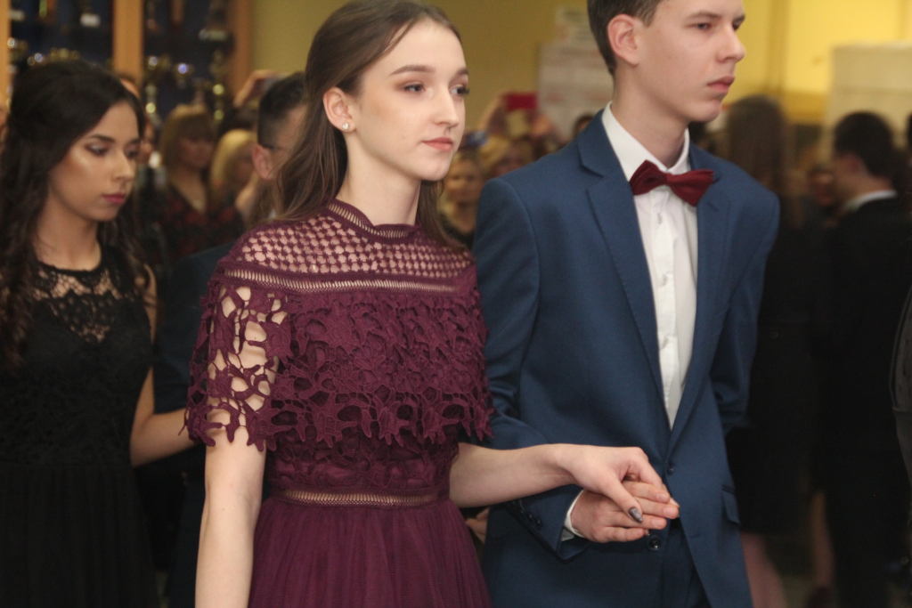 Gimnazjaliści bawią na studniówce ZDJĘCIA