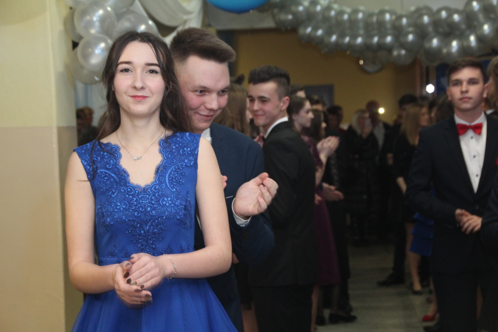 Gimnazjaliści bawią na studniówce ZDJĘCIA