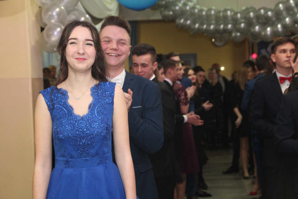 Gimnazjaliści bawią na studniówce ZDJĘCIA